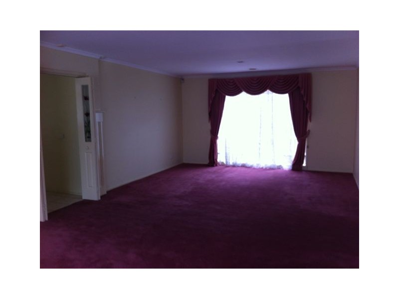 17 Reading Close, Roxburgh Park VIC 3064