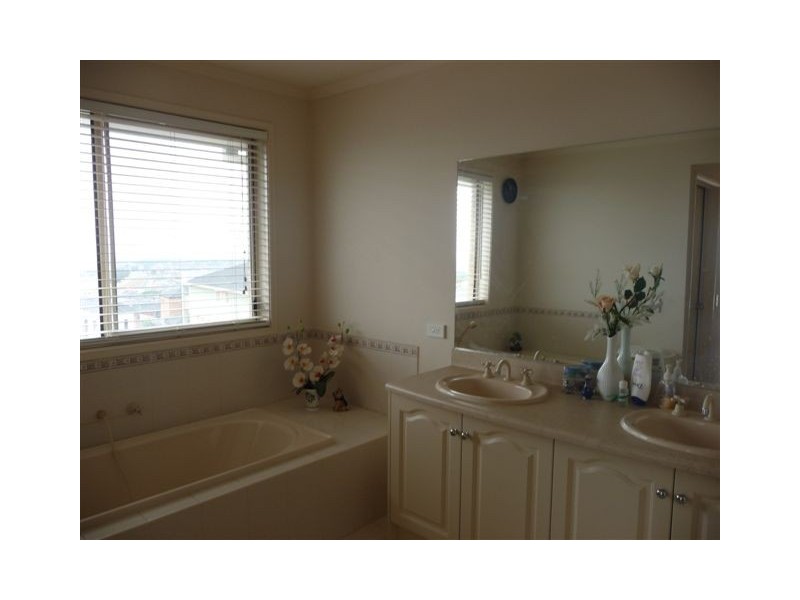 17 Parkside Rise, Craigieburn VIC 3064