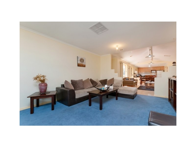 32 Cambridge Crescent, Roxburgh Park VIC 3064