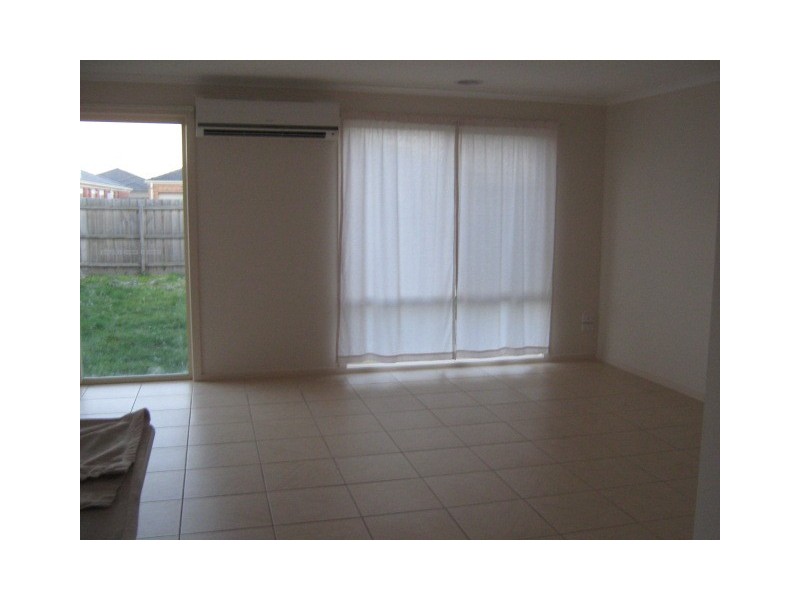 15 Brushwood Circuit, Roxburgh Park VIC 3064