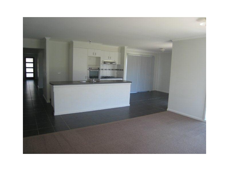 8 Eastwood Place, Craigieburn VIC 3064