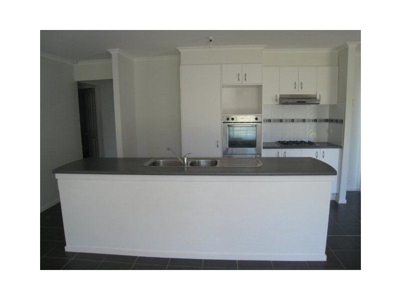 8 Eastwood Place, Craigieburn VIC 3064