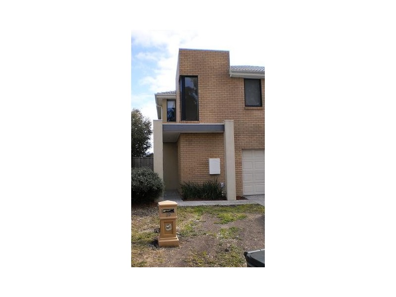 19 CRESTVIEW CLOSE, Roxburgh Park VIC 3064