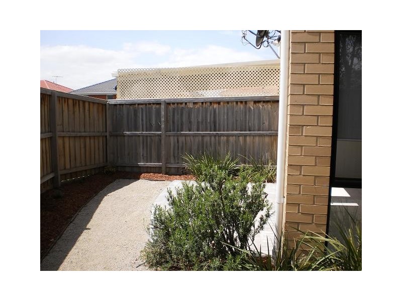 19 CRESTVIEW CLOSE, Roxburgh Park VIC 3064