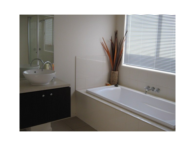 24 Broadway Street, Roxburgh Park VIC 3064