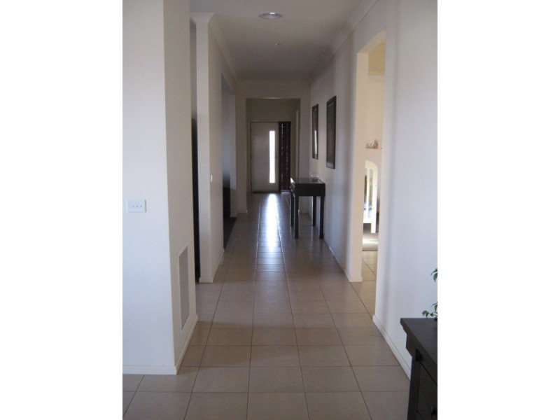 24 Broadway Street, Roxburgh Park VIC 3064