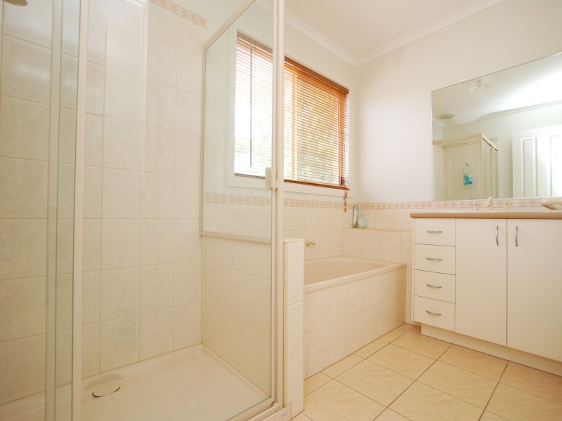 5 Woodlea Crescent, Craigieburn VIC 3064