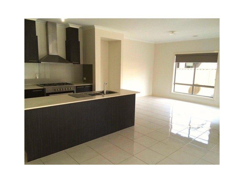 14 Clarendon Avenue, Craigieburn VIC 3064