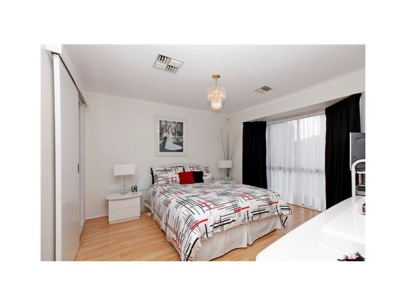32 Amesbury Avenue, Craigieburn VIC 3064
