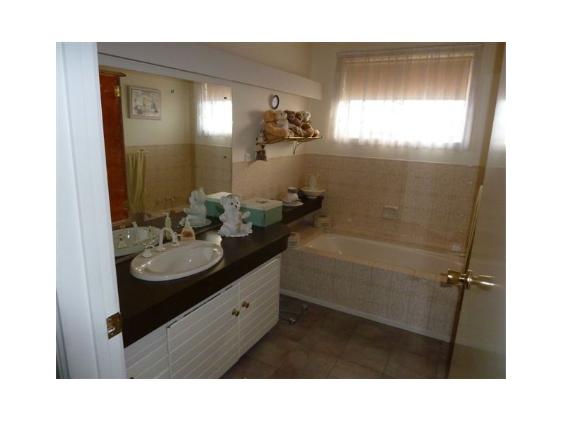 1 Aris Court, Craigieburn VIC 3064