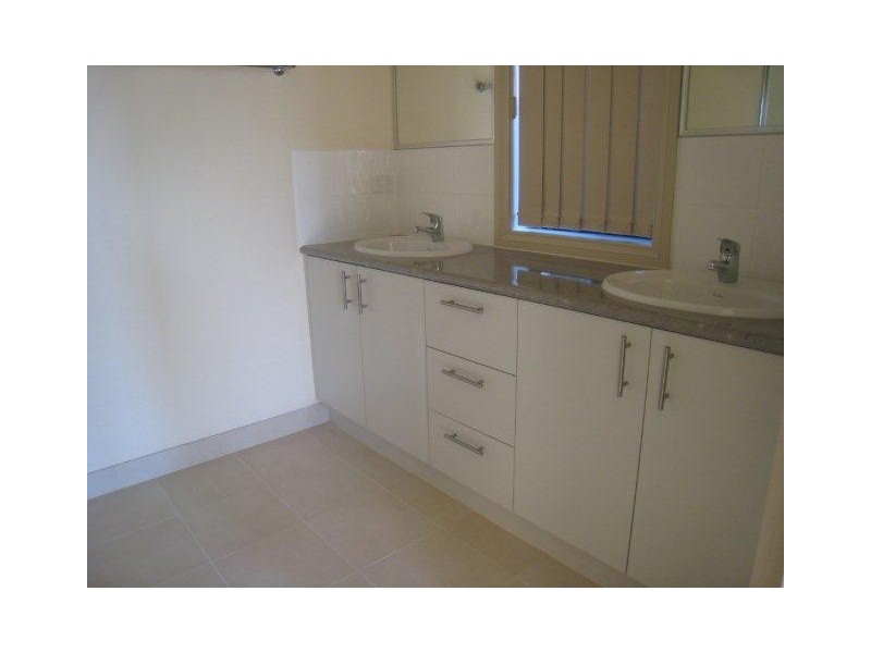 23 Hyde Park Ave, Craigieburn VIC 3064