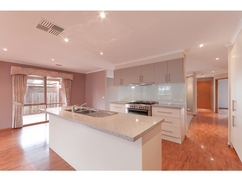 28 Yarcombe Crescent, Craigieburn VIC 3064