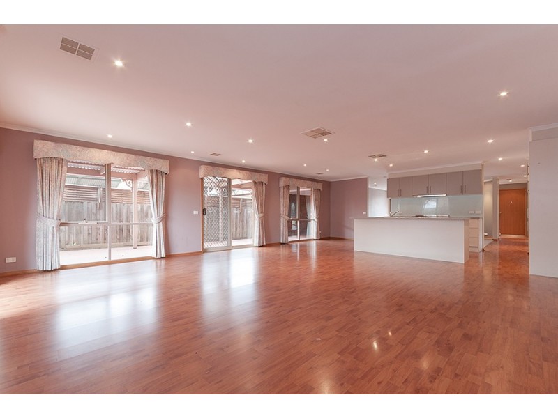 28 Yarcombe Crescent, Craigieburn VIC 3064