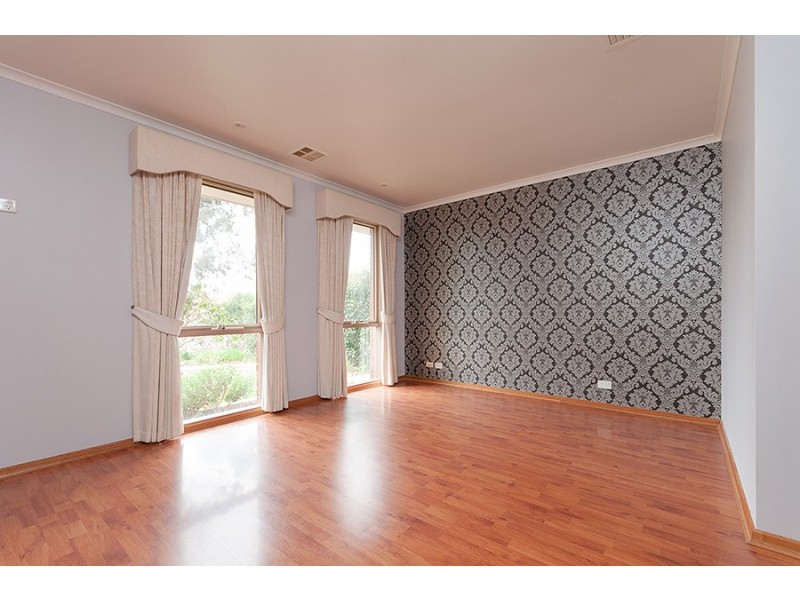 28 Yarcombe Crescent, Craigieburn VIC 3064