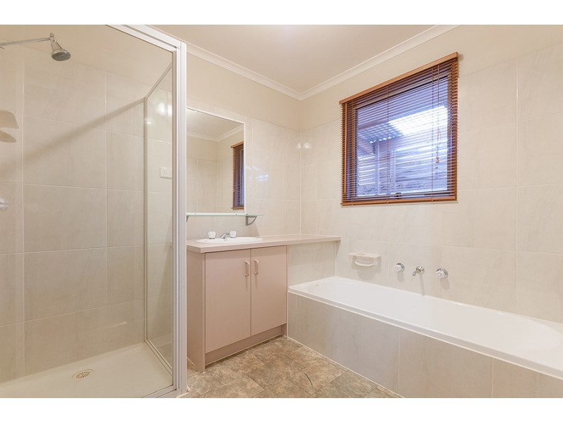28 Yarcombe Crescent, Craigieburn VIC 3064