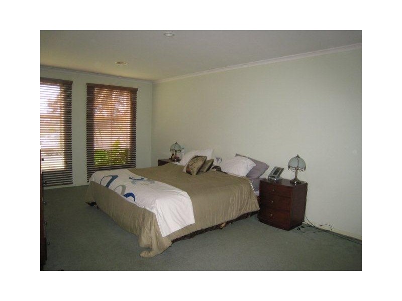 9  Mc Kenzie Cres, Roxburgh Park VIC 3064