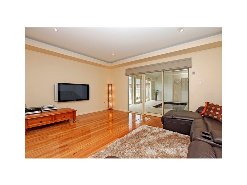 14 Dianne Avenue, Craigieburn VIC 3064