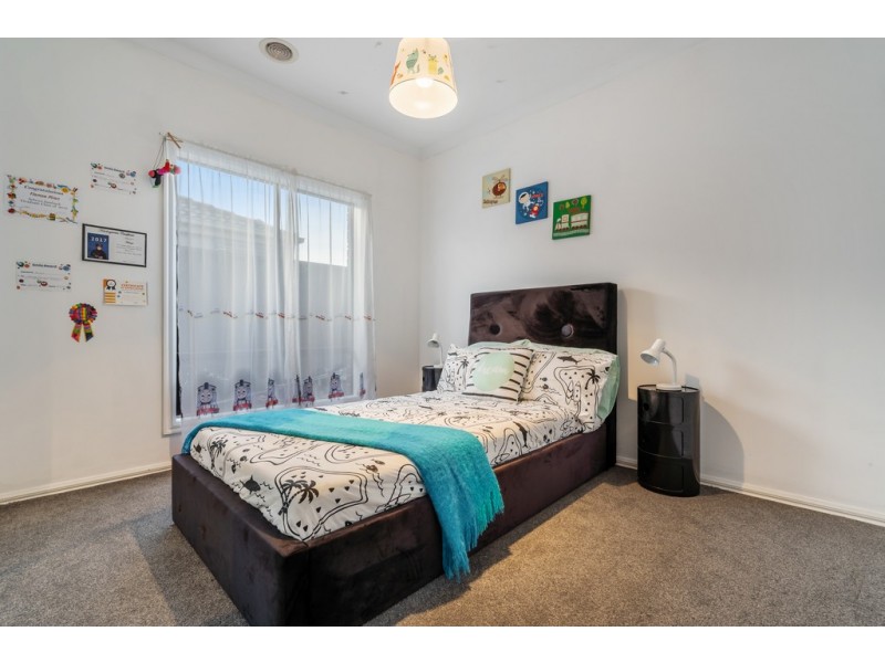 16 Kinglake Crescent, Craigieburn VIC 3064