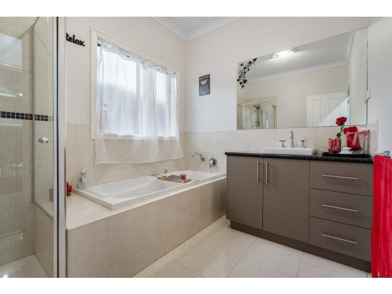 16 Kinglake Crescent, Craigieburn VIC 3064