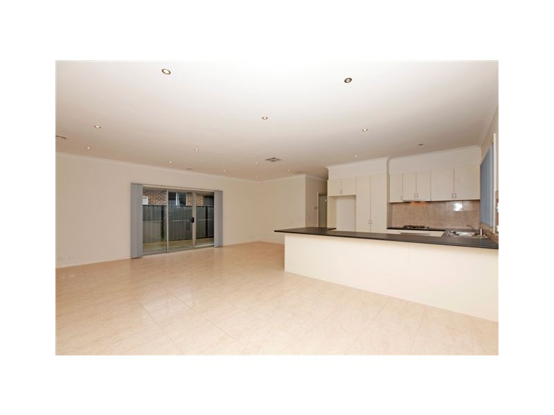 8  Waterway Street, Craigieburn VIC 3064