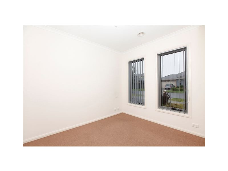 8  Waterway Street, Craigieburn VIC 3064