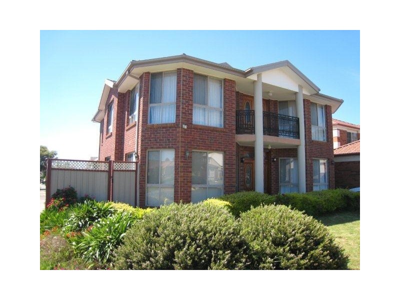 8 Hawker Avenue, Roxburgh Park VIC 3064