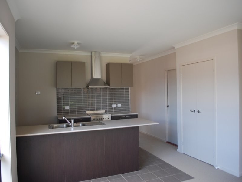 33 Viewside Crescent, Craigieburn VIC 3064