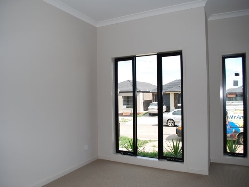 33 Viewside Crescent, Craigieburn VIC 3064