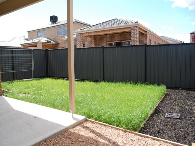 33 Viewside Crescent, Craigieburn VIC 3064