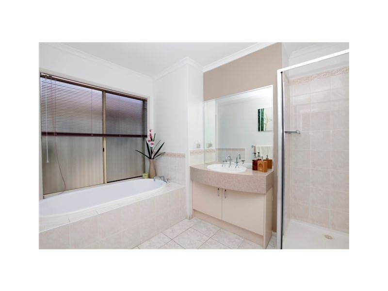 20 McNamara Avenue, Roxburgh Park VIC 3064