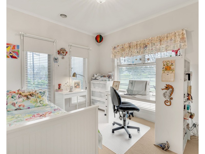 30 Hoxton Crescent, Craigieburn VIC 3064