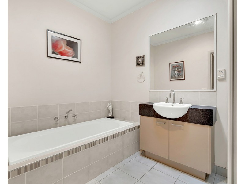 30 Hoxton Crescent, Craigieburn VIC 3064