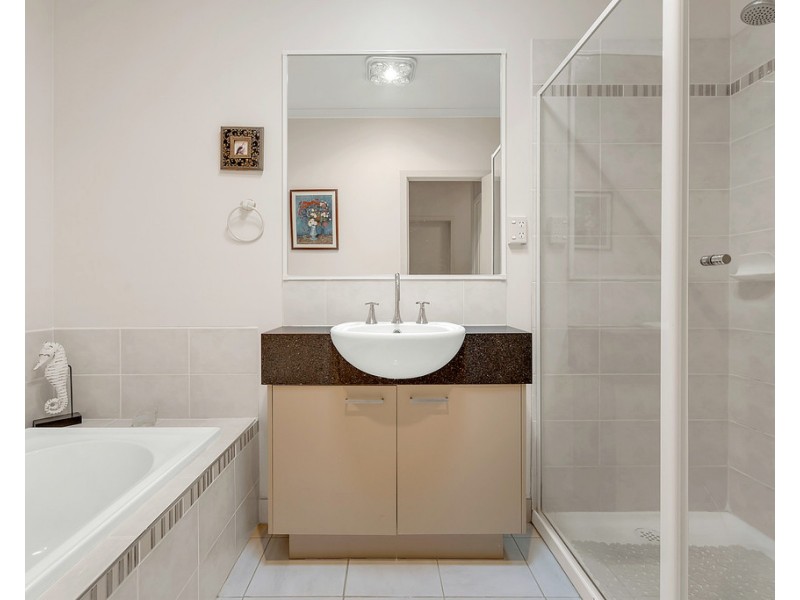 30 Hoxton Crescent, Craigieburn VIC 3064