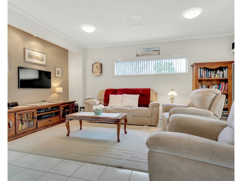 30 Hoxton Crescent, Craigieburn VIC 3064