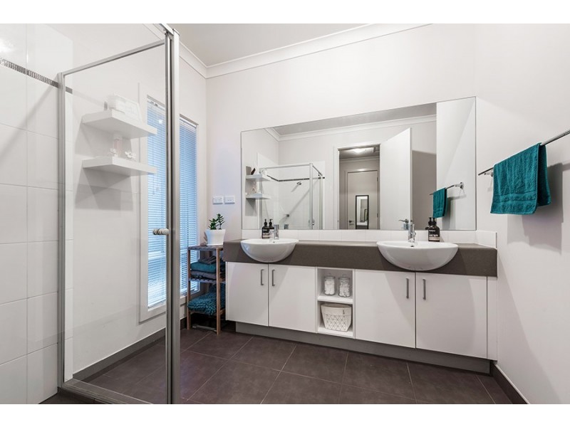 11 Royal Terrace, Craigieburn VIC 3064