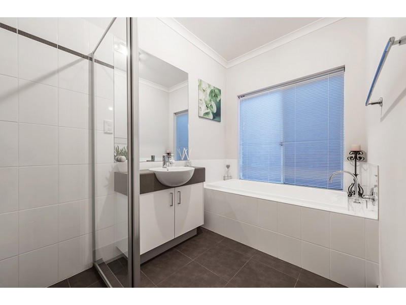 11 Royal Terrace, Craigieburn VIC 3064