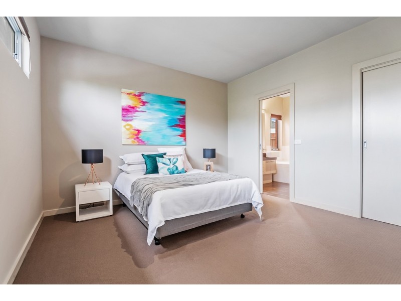 5 Tiree Lane, Craigieburn VIC 3064