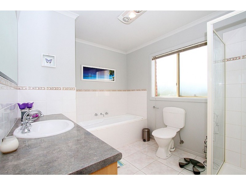 18 Paroo Avenue, Roxburgh Park VIC 3064