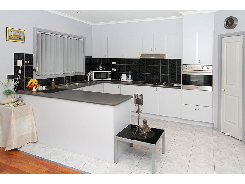 5 Woodbine Close, Craigieburn VIC 3064