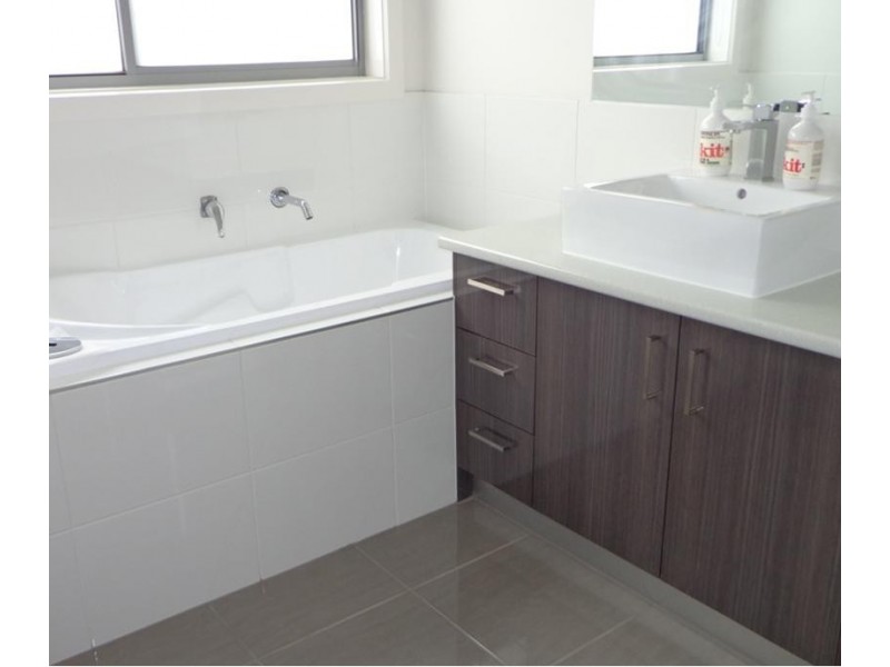 27 Fermont Avenue, Craigieburn VIC 3064