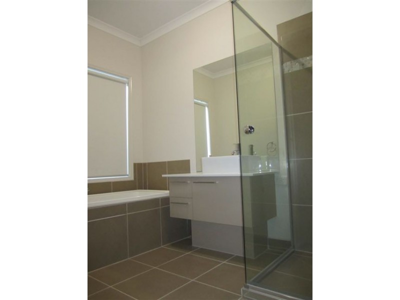 35 Biltmore Crescent, Roxburgh Park VIC 3064