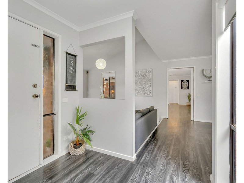 6 Gillingham Crescent, Craigieburn VIC 3064