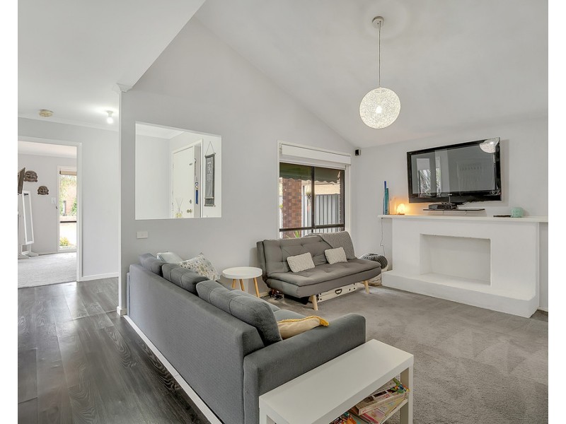 6 Gillingham Crescent, Craigieburn VIC 3064