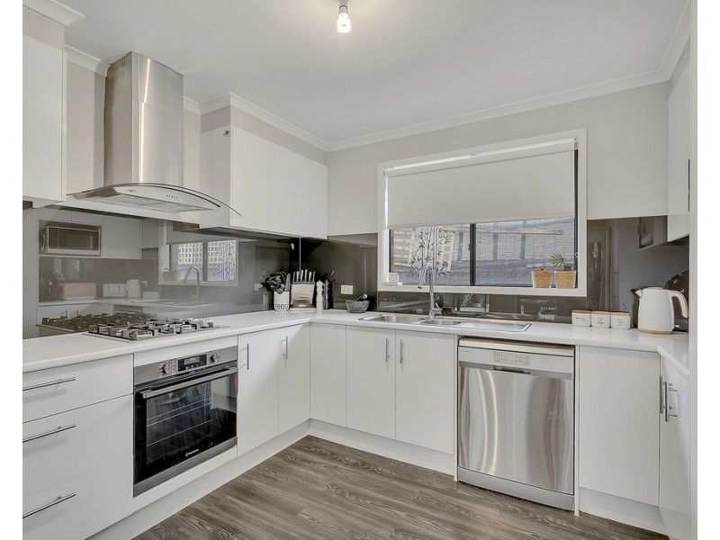 6 Gillingham Crescent, Craigieburn VIC 3064