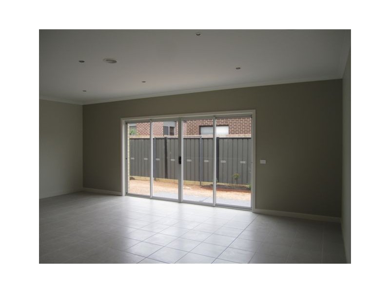 Unit 10 Kirstead Grove, Craigieburn VIC 3064