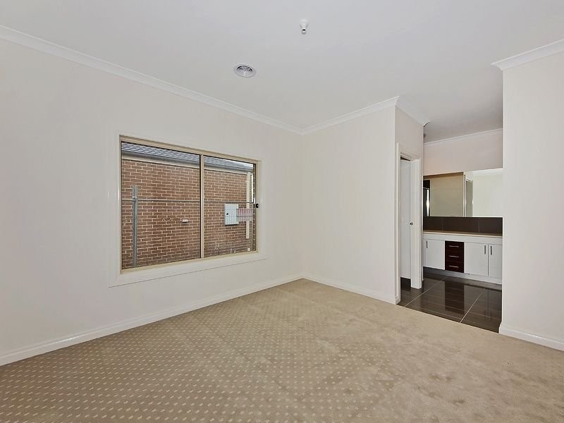 35 Moor Park Drive, Craigieburn VIC 3064
