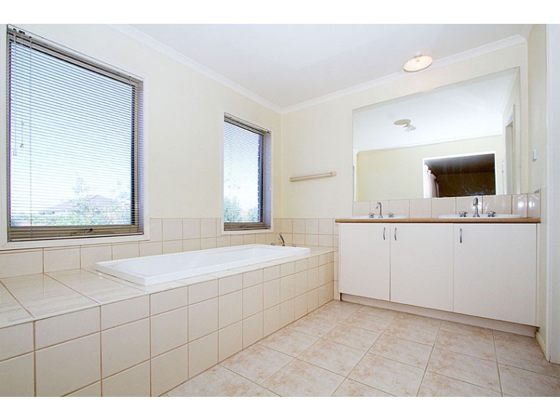 8 Gardenia Close, Craigieburn VIC 3064