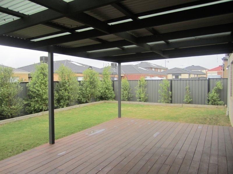 8 Birdswood Crescent, Craigieburn VIC 3064