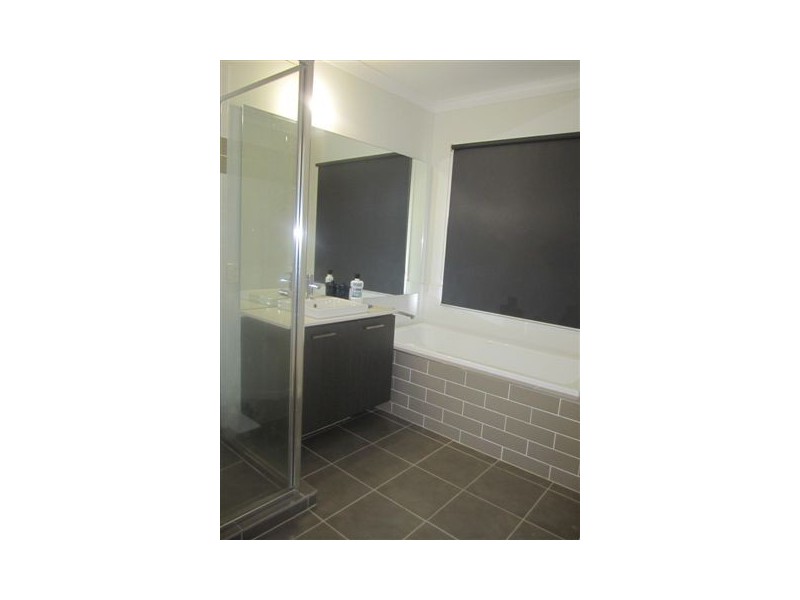 8 Birdswood Crescent, Craigieburn VIC 3064