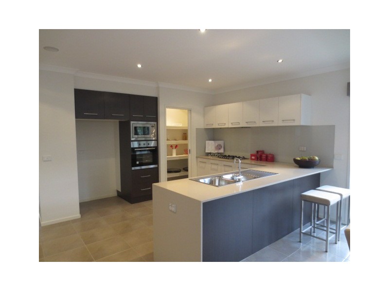25 Bridgehaven Drive, Craigieburn VIC 3064